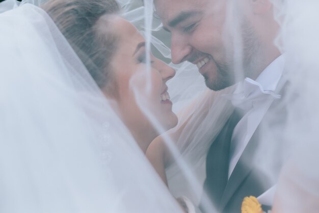 Un dolce bacio. Sposa e sposo al matrimonio