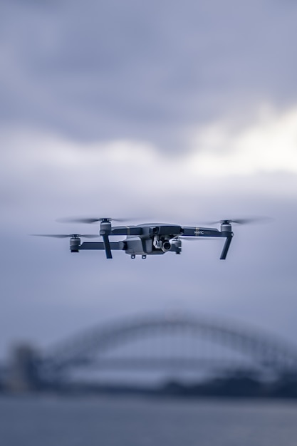 Un drone in bilico sopra