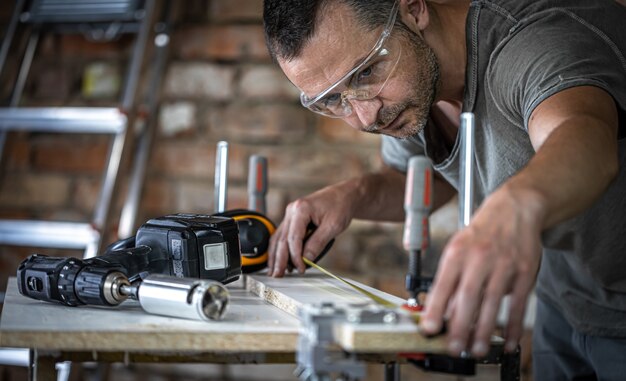 Un falegname in lavorazione, uno strumento professionale per la foratura di precisione nel legno.