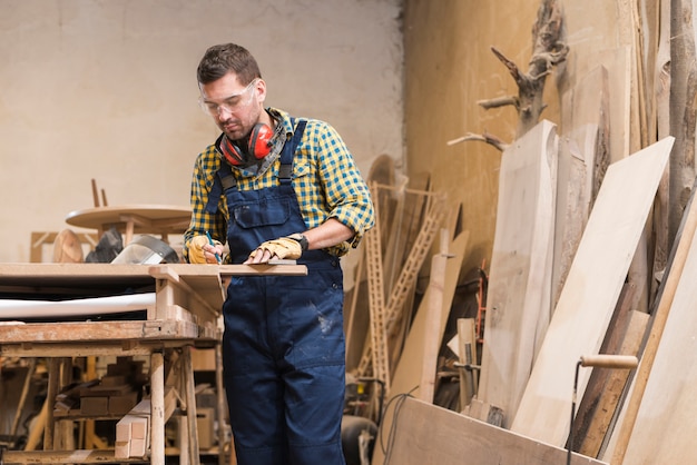 Un falegname maschio che lavora nell&#39;officina