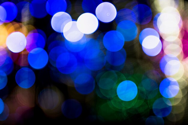 Un fondo blu illuminato dell&#39;estratto del bokeh