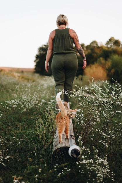 Un gatto che segue il suo proprietario in una fattoria