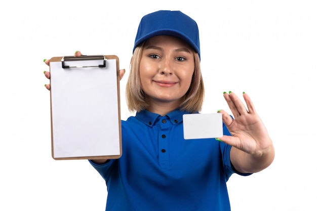 Un giovane corriere femminile di vista frontale in blocchetto per appunti blu della tenuta uniforme e carta bianca