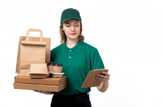 Un giovane corriere femminile di vista frontale in consegne di cibo e blocco note sorridenti uniformi verdi della tenuta delle tazze di caffè