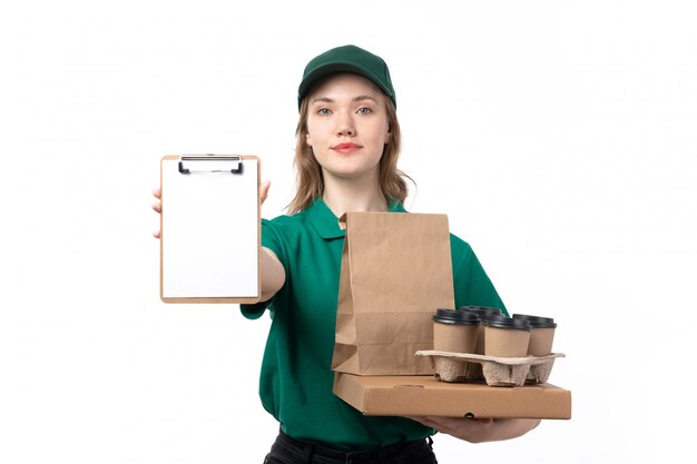 Un giovane corriere femminile di vista frontale in pacchetti e blocco note verdi delle tazze di caffè della tenuta dell'uniforme