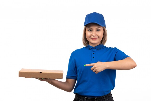 Un giovane corriere femminile di vista frontale in uniforme blu che tiene il pacchetto di consegna dell'alimento