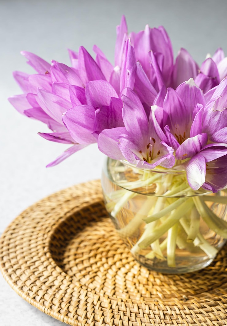 Foto gratuito un grappolo di fiori di crocus viola in un vaso di vetro