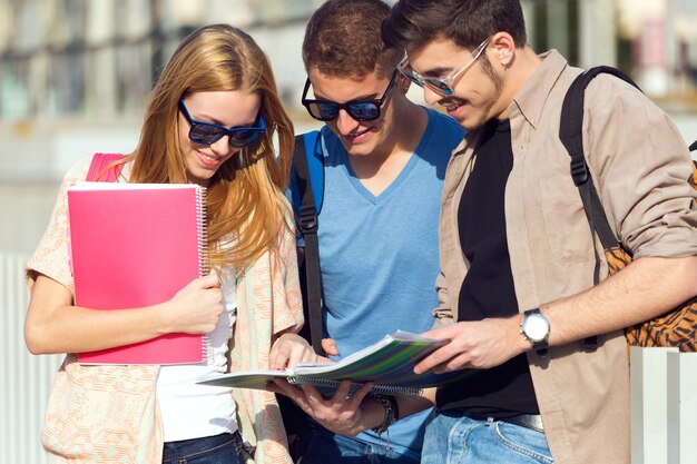 Un gruppo di amici parlando in strada dopo la classe