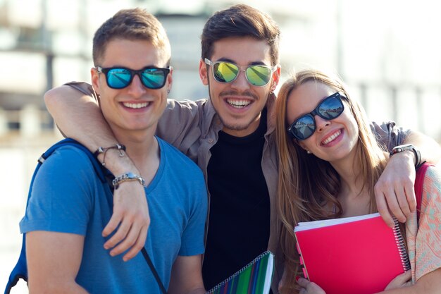 Un gruppo di amici parlando in strada dopo la classe