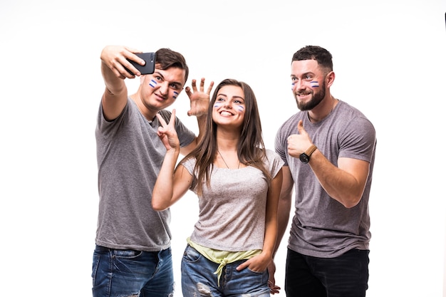 Un gruppo di appassionati di calcio prende selfie mentre supporta la squadra nazionale dell'Argentina su sfondo bianco. Concetto di tifosi di calcio.