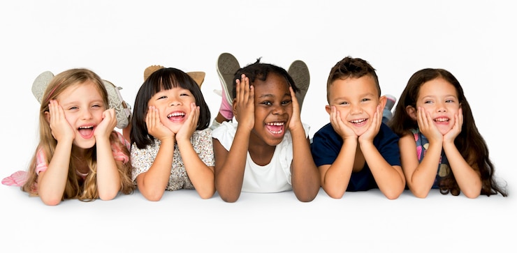 Foto gratuito un gruppo di bambini diversi e allegri.