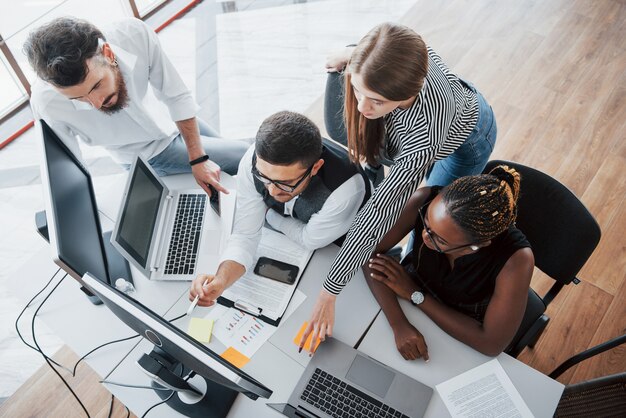 Un gruppo di persone impegnate multinazionali che lavorano in ufficio