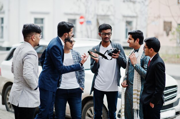 Un gruppo di sei uomini indiani del sud asiatico in abiti tradizionali casual e d'affari asiatici turisti che guardano la fotocamera dslr