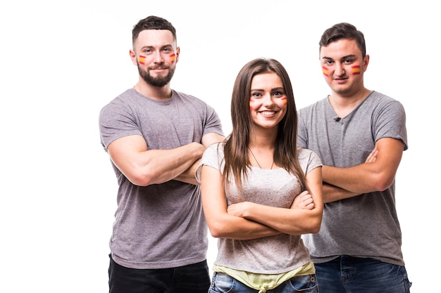 Un gruppo di tifosi di calcio sostiene la squadra nazionale della Spagna su sfondo bianco Concetto di tifosi di calcio.