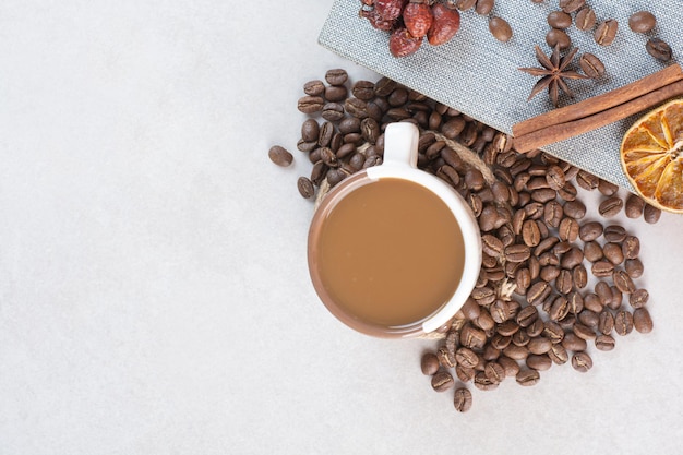 Un libro con aroma gustosa tazza di caffè su sfondo bianco. Foto di alta qualità