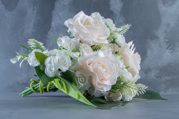Un mazzo di fiori bianchi, su fondo bianco. Foto di alta qualità