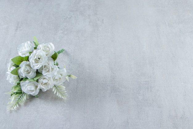 Un mazzo di fiori, su fondo bianco. Foto di alta qualità