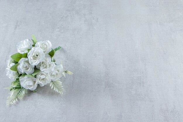 Un mazzo di fiori, su fondo bianco. Foto di alta qualità