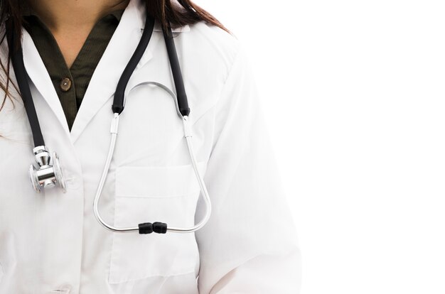 Un medico femmina con stetoscopio intorno al collo contro sfondo bianco