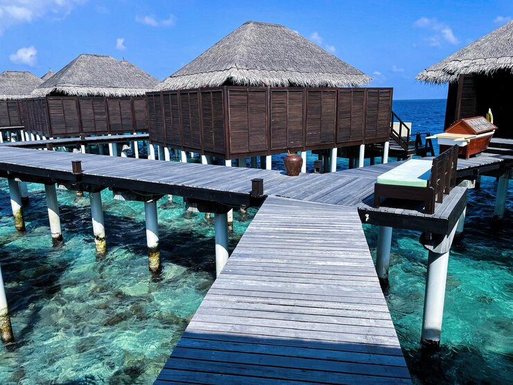 Foto gratuito un molo di legno in un resort di lusso alle maldive