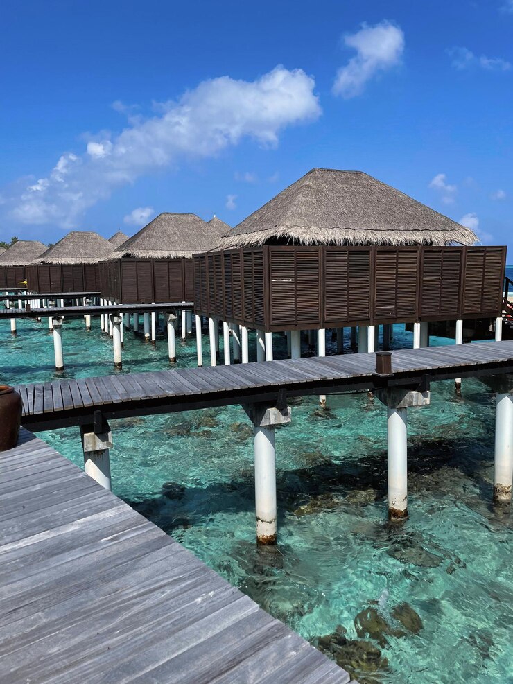 Foto gratuito un molo di legno in un resort di lusso alle maldive