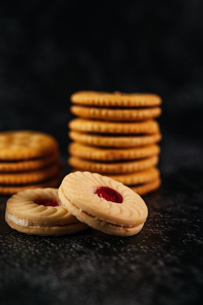 Un mucchio di biscotti su un tavolo di legno