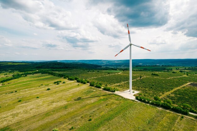 Un mulino a vento funzionante in un campo