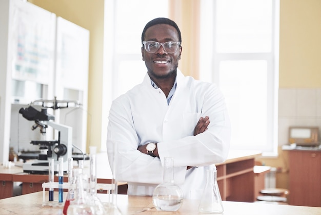 Un operaio afroamericano lavora in un laboratorio conducendo esperimenti.