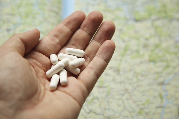Un pacchetto di pillole mediche su una mappa del mondo