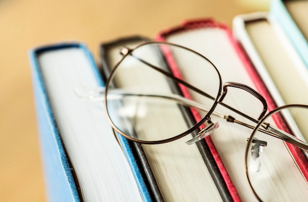 Un paio di occhiali e libri concetto educativo, accademico e letterario