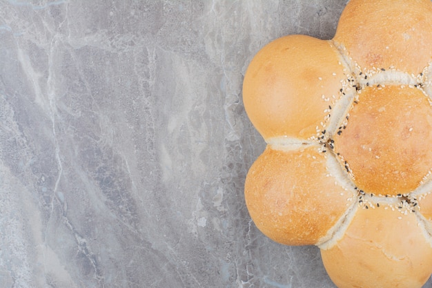 Un pane bianco rotondo sulla superficie di marmo