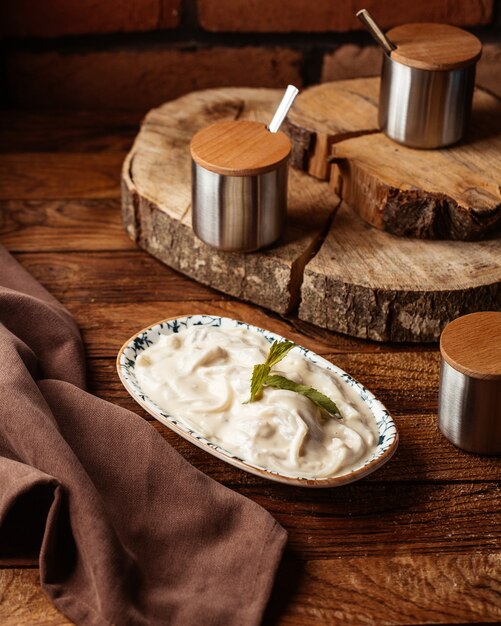 Un pasto della pasta di vista frontale salato e delizioso sul gusto dell'alimento del pasto dello scrittorio di legno