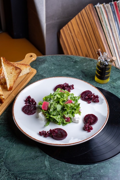 Un pasto di verdure di vista superiore con insalata verde e fette di pane sulla cena del ristorante del pasto dell'alimento della tavola verde