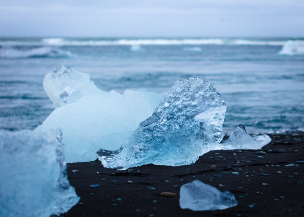 Un pezzo di ghiaccio sulla spiaggia