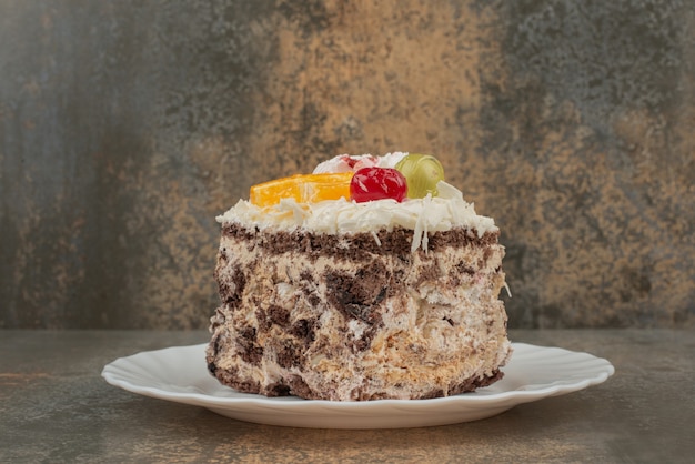 Un pezzo di torta dolce sul piatto bianco