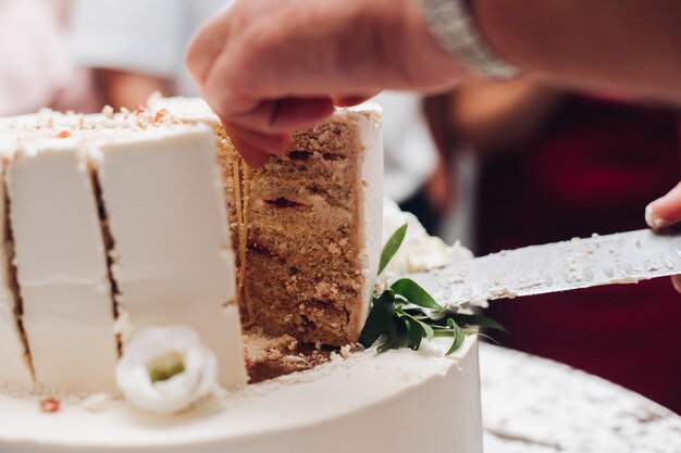 Un pezzo di una deliziosa torta nuziale su un piatto