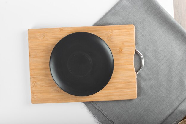 Un piattino in ceramica nera vuota