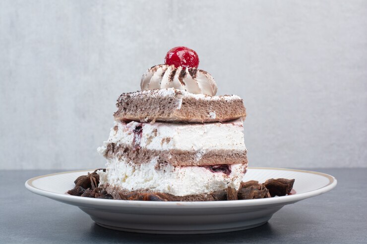 Foto gratuito un piatto bianco di fetta di torta e anice stellato.