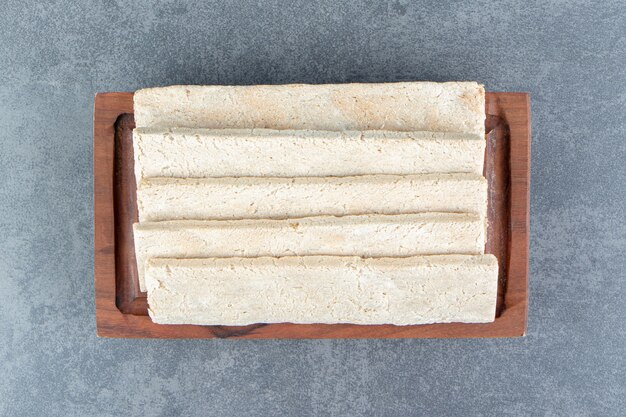 Un piatto di legno con pane di segale croccante.