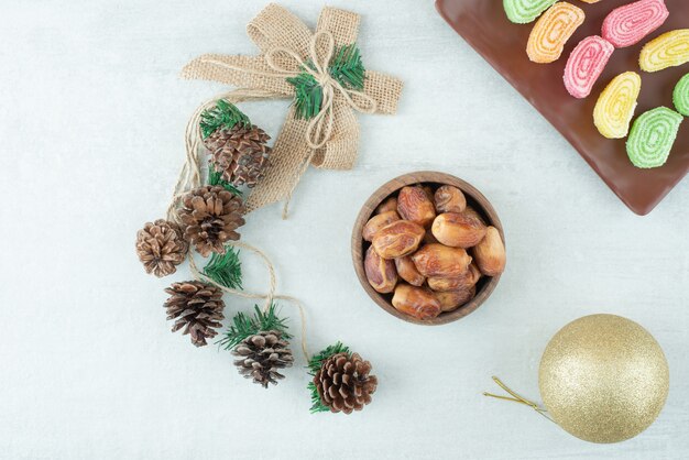 Un piatto di marmellata e palla di Natale d'oro su sfondo bianco. Foto di alta qualità