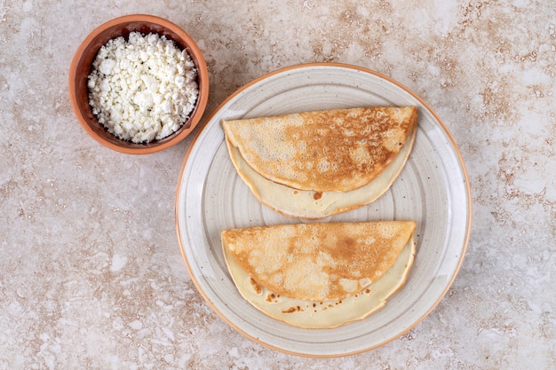 Un piatto di pancake roll con ricotta