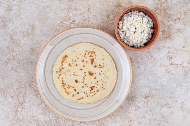 Un piatto di pancake roll con ricotta