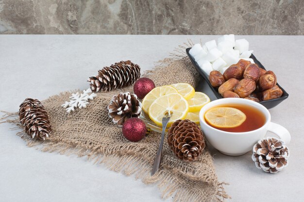 Un piatto scuro di pagnotta di zucchero e frutta secca su sfondo bianco. Foto di alta qualità