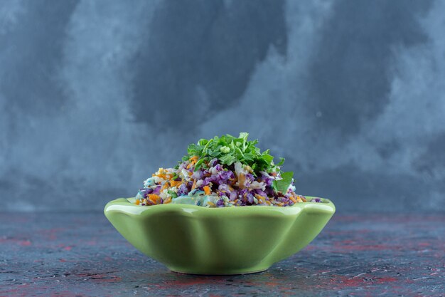 Un piatto verde di insalata di verdure alle erbe