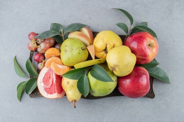 Un piccolo assortimento di vari frutti su marmo