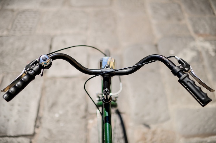 Foto gratuito un primo piano di un vecchio manubrio della bicicletta