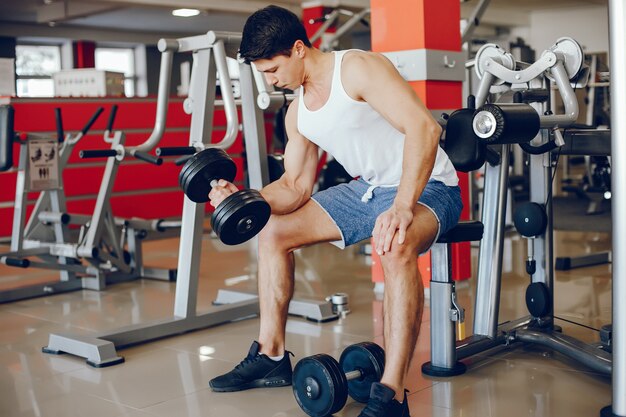 Un ragazzo giovane e atletico è impegnato nello sport in palestra