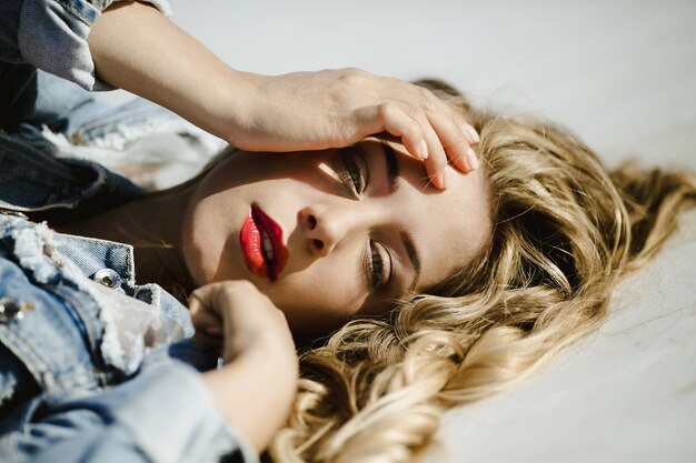 un ritratto di ragazza con un trucco professionale