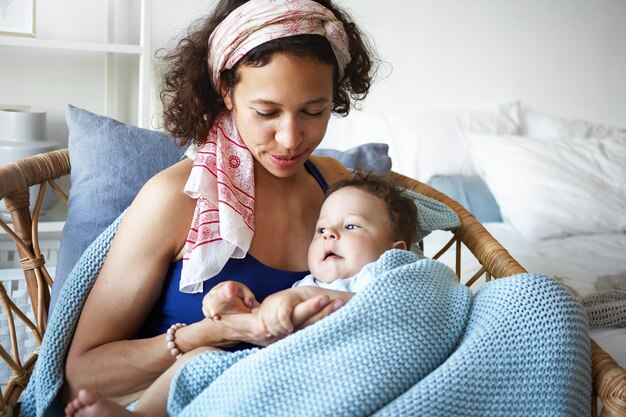 Un ritratto di un neonato e di una madre