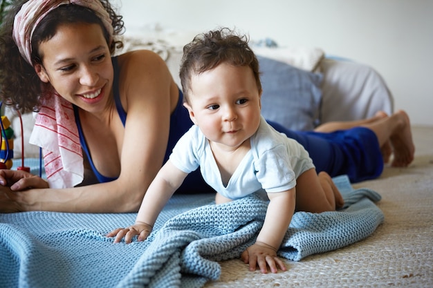 Un ritratto di un neonato e di una madre